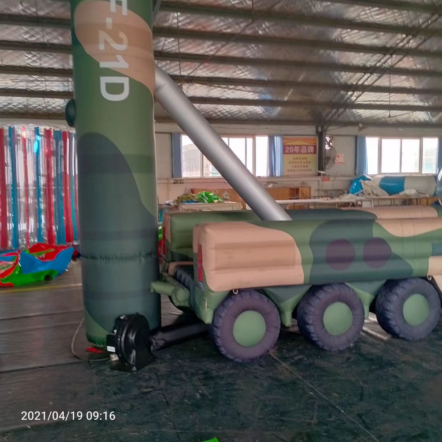 青浦军事演习中的充气目标车辆：模拟发射车雷达车坦克飞机